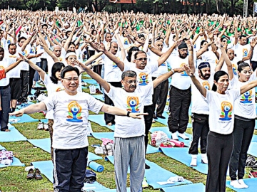 วันโยคะโลก : H.E. Mr. Bhagwant Singh Bishnoi เอกอัครราชทูตอินเดียประจำราชอาณาจักรไทย เปิดงานวันโยคะโลก ครั้งที่ 2 โดยมี กอบกาญจน์ วัฒนวรางกูล (รมว.กระทรวงการท่องเที่ยวและกีฬา) และนักศึกษาจากหลากหลายสถาบันมาร่วมงาน ณ จุใาลงกรณ์มหาวิทยาลัย