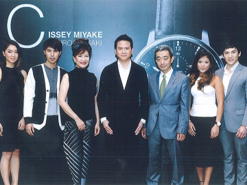 คอลเลคชั่นใหม่ล่าสุด : ตุนท์ มหาดำรงค์กุล ผู้บริหารแห่ง โทรคาเดโร กรุ๊ป จัดงานเปิดตัวนาฬิกาคอลเลคชั่นใหม่ล่าสุด “ซี” (C Collection) จาก อิซเซ่ มิยาเกะ ผลงานออกแบบของ มร.อิชิโระ อิวาซากิ ศิลปินดีไซเนอร์หนุ่มชื่อดัง โดยมี ดารารัตน์ มหาดำรงค์กุล, มร.ฮิเดกิ โอตาเกะ, นวลตอง ฐิตวัฒน์, ณัฐวุฒิ ตรีวิศวเวทย์, ชุดารี เทพาคำ และ นุกุลกิจ เอี่ยมละออ มาร่วมงานด้วย ณ ห้องบอลรูม โรงแรม ดิโอกุระ เพรสทีจ