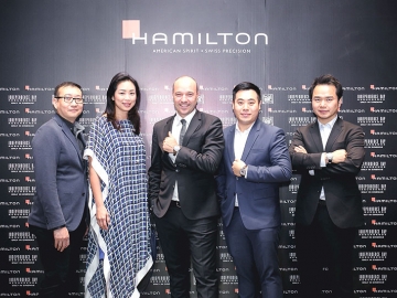 เผยโฉมนาฬิกา : มร.ซิลแวน ดอลล่า ประธานกรรมการ บริษัท แฮมิลตัน อินเตอร์เนชั่นแนล จำกัด แบรนด์ นาฬิการะดับโลกในเครือ Swatch Group เป็นประธานจัดงาน “Hamilton World of Cinema” ณ โรงภาพยนตร์เอ็มพรีเว่ ซีเนคลับ ศูนย์การค้า ดิ เอ็มโพเรียม