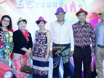 “65 YOUNG เก๋า” : นิรันดร์ ธีรนาทสิน กรรมการ บมจ.ท่าอากาศยานไทย 
ฉลองวันคล้ายวันเกิดในหมู่ญาติมิตรและคณะผู้บริหาร ทอท. อาทิ มนตรี มงคลดาว รอง กก.ผอ.ใหญ่ สายงานทรัพยากรบุคคล และ ศศิศุภา สุคนธทรัพย์ รอง กก.ผอ.ใหญ่ 
สายงานยุทธศาสตร์ ที่ โรงแรมมิราเคิล แกรนด์ คอนเวนชั่น