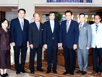 สันนิบาตภาคกลาง : อภิสิทธิ์ เวชชาชีวะ อดีตนายกรัฐมนตรี เป็นประธานในงานประชุมสมาคมสันนิบาตเทศบาลแห่งประเทศไทย และการสัมมนาทางวิชาการ “ทิศทางท้องถิ่นไทย อดีต ปัจจุบัน และในอนาคต” โดยมี เกรียงไกร ภูมิเหล่าแจ้ง นายกสมาคมฯ ต้อนรับ ที่ โรงแรมริชมอนด์ ถนนรัตนาธิเบศร์