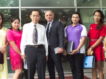 ร่วมมือกัน : ศ.กิตติคุณ นพ.ประพันธ์ ภานุภาค ผอ.ศูนย์วิจัยโรคเอดส์ สภากาชาดไทย และภาคีเครือข่ายภาคประชาสังคมที่ทำงานด้านเอดส์ ร่วมต้อนรับ ดร.ลูอิส ลัวเรส รอง ผอ.โครงการโรคเอดส์แห่งสหประชาชาติ ในโอกาสเข้าเยี่ยมชมกิจกรรมของศูนย์วิจัยโรคเอดส์ เพื่อช่วยลดผลกระทบอันเกิดจากเอดส์