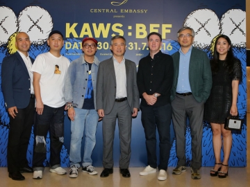 เปิดนิทรรศการศิลปะ : บรม พิจารณ์จิตร และ KAWS (คอวส์) ศิลปินระดับโลกเปิดนิทรรศการศิลปะสุดอลังการ “KAWS : BFF” (คอวส์ : บีเอฟเอฟ) ครั้งแรกในโลกที่ไทย จัดถึง 31 ก.ค.นี้ โดยมี ทศ จิราธิวัฒน์, ปริญญ์ จิราธิวัฒน์, มร.เอสเค แลม, อธิศ รุจิรวัฒน์ และ สลิล สุญาณเศรษฐกร ร่วมงาน ณ ศูนย์การค้าเซ็นทรัล เอ็มบาสซี