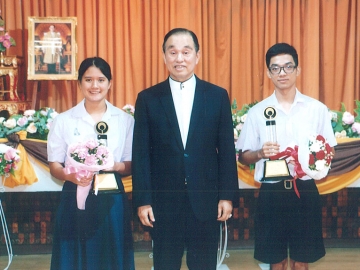 คนดี ศรีหอวัง : ศ.ดร.นพ.วิทยา นาควัชระ ประธาน “กองทุน ศ.ดร.นพ.วิทยา นาควัชระ” เป็นประธานมอบรางวัล “คนดี ศรีหอวัง” ประจำปีการศึกษา 2559 แก่นักเรียนดีเด่นของโรงเรียนหอวัง ซึ่งปีนี้ได้แก่ แรกขวัญ ผลธัญญา และ น.ส.ณัฏฐา ฐิตศิริ ณ ห้องประชุมโรงเรียน