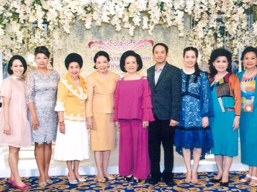 วิวาห์หวาน : พลเอกสุรยุทธ์ จุลานนท์ องคมนตรี เป็นประธานในพิธีฉลองมงคลสมรส ระหว่าง อาริสสนี โชคะสุต บุตรี ฐิติกร-วาสินี โชคะสุต กับวรพฤฒิ์ เตชะไพบูลย์ บุตร อัจฉรา เตชะไพบูลย์-กฤชทิพย์ ศิริรัตน์ธำรงค์ ที่ห้องบอลรูม โรงแรมแมนดาริน โอเรียนเต็ล กรุงเทพฯ โดยมี พันเอกหญิง ท่านผู้หญิงจิตรวดี จุลานนท์ ร่วมยินดีด้วย