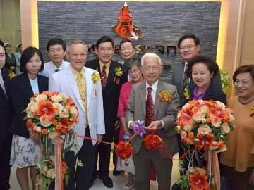 พิธีเปิดศูนย์ต้อกระจก โดย ศ.พิเศษ นรนิติ เศรษฐบุตร นายกสภามหาวิทยาลัยธรรมศาสตร์ พร้อมด้วย รศ.นพ.จิตตินัดด์ หะวานนท์ผอ.โรงพยาบาล, รศ.นพ.ศักดิ์ชัย วงศกิตติรักษ์, ศ.ดร.สุรพลนิติไกรพจน์ อดีตอธิการบดีมหาวิทยาลัยธรรมศาสตร์, รศ.เกศินี วิฑูรชาติ รองอธิการบดีฝ่ายวางแผน และบริหารศูนย์รังสิต, ผศ.ประภัสสร เลียวไพโรจน์ ประธานคณะอนุกรรมการการเงินและบัญชี, ประกิต อภิสารธนรักษ์ กก.บริหารโรงพยาบาล