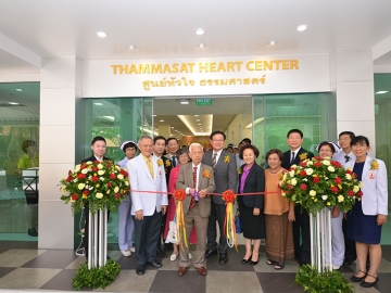 ศ.พิเศษ นรนิติ เศรษฐบุตร พร้อมด้วย รศ.นพ.จิตตินัดด์ หะวานนท์ ร่วมตัดริบบิ้นเปิดศูนย์หัวใจ มี ศ.ดร.สุรพล นิติไกรพจน์, รศ.เกศินี วิฑูรชาติ, ผศ.ประภัสสร เลียวไพโรจน์, ประกิต อภิสารธนรักษ์และแขกผู้มีเกียรติร่วมแสดงความยินดี