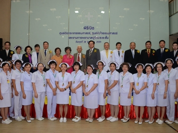 คณะผู้บริหาร พร้อมด้วยคณะกก. และเจ้าหน้าที่การพยาบาลร่วมถ่ายภาพหมู่