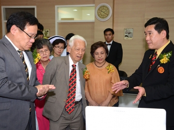 ศ.พิเศษ นรนิติ เศรษฐบุตร เดินเยี่ยมชมศูนย์ต้อกระจกธรรมศาสตร์