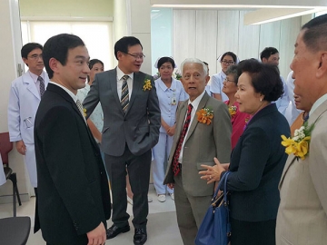 ศ.พิเศษ นรนิติ เศรษฐบุตร เดินเยี่ยมชมศูนย์ต้อกระจกธรรมศาสตร์