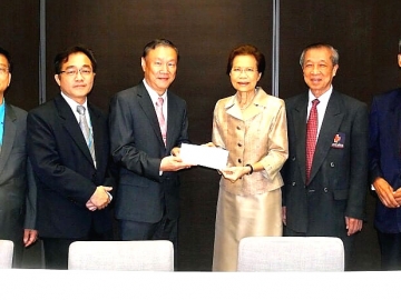 เพื่อความร่มรื่น : คุณหญิงชฎา วัฒนศิริธรรม เหรัญญิกสภากาชาดไทย รับมอบปุ๋ยจำนวน 4 ตัน จาก ธเนศ ปิงสุทธิวงศ์ ที่ปรึกษา บมจ.ไทยเซ็นทรัลเคมี เพื่อใช้ในการบำรุงต้นไม้ ที่ศูนย์ราชการุณย์สภากาชาดไทย เขาล้าน จ.ตราด โดยมี ศ.กิตติคุณ นพ.ศักดิ์ชัย ลิ้มทองกุล และสุวรรณ พิมลแสงสุริยา ร่วมรับมอบ