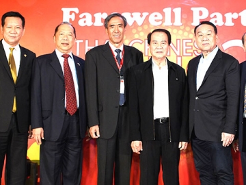 นักธุรกิจรุ่นใหม่ไทย-จีน : ไพศาล พืชมงคล กรรมการผู้ช่วยรัฐมนตรี ประจำสำนักนายกรัฐมนตรี ในฐานะเลขาธิการ สมาคมวัฒนธรรมและเศรษฐกิจไทย-จีน เป็นประธานในงานเลี้ยงส่งนักธุรกิจ จากสาธารณรัฐประชาชนจีน ที่เดินทางมาเข้าร่วม โครงการงานสัมมนานักบริหารรุ่นใหม่ไทย-จีน รุ่นที่ 2 โดยมี พล.ต.ต.จตุรงค์ ภุมรินทร์, เกษม วิศวพลานนท์, โฆษิต สุวินิจจิต และ พ.ต.อ.สันติ พนาวงศ์ ร่วมงาน ที่โรงแรมเซ็นทาราแกรนด์ฯ เซ็นทรัลเวิลด์ ศูนย์การค้าเซ็นทรัลเวิลด์