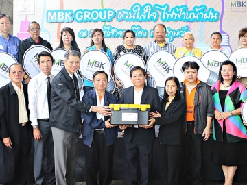 ป้องกันภัยจาก “ไฟฟ้า” : สาธิต สายศร ผช.กก.ผอ.สายปฏิบัติการ บมจ.เอ็ม บี เค, วิชชพงศ์ สุวรรณมัย ผช.ผอ.เขตปทุมวัน และ นฤนันท์ คอวนิช ผช.ผอ.กองสื่อสารฯ การไฟฟ้านครหลวง ร่วมกันจัดงาน “MBK GROUP ชวนใส่ใจ ไฟฟ้าหน้าฝน” ให้ความรู้การใช้ไฟฟ้าอย่างปลอดภัย ที่ลานกีฬาจารุเมือง เขตปทุมวัน