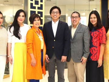 เสริมพลังบวก : ธนพงษ์ จิราพาณิชกุล ปธ.จนท.บห.บจก.ธนจิรา โฮม และอิศเรศ จิราธิวัฒน์ ผอ.ศูนย์การค้าเซ็นทรัลเวิลด์ ร่วมจัดงาน “Jonathan Adler Energizing Your Space@GrooveCentralWorld” ให้ความรู้เรื่องการแต่งบ้าน การจัดดอกไม้ แก่ลูกค้าผู้สนใจ ที่ร้านโจนาธาน แอดเลอร์เซ็นทรัลเวิลด์