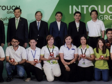 33 ปี “อินทัช” : ดร.วิรัช อภิเมธีธำรง ปธ.กก.บมจ.อินทัช โฮลดิ้งส์ พร้อมคณะผู้บริหารระดับสูงของบริษัทในเครือ ได้แก่ เอไอเอส, ไทยคม และ ซีเอส ล็อกซ์อินโฟ มอบเข็มที่ระลึกแก่พนักงานที่ทำงานนาน 20 ปีขึ้นไป พร้อมมอบทุนการศึกษาแก่บุตรพนักงานที่มีผลการเรียนดี เพื่อสร้างขวัญกำลังใจ ที่อาคารเอไอเอส