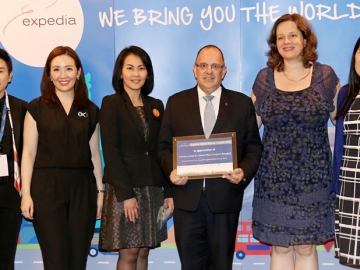 รับโล่ขอบคุณ : มร.วิม เอ็น.เอ็ม.ฟาเก็ล ผจก.ทั่วไป โรงแรมเซ็นทาราแกรนด์ฯ ลาดพร้าว รับมอบโล่ที่ระลึกแสดงความขอบคุณจาก มิส มีเก้ เดอ เชปเปอร์ รอง ปธ.บห.การตลาด เอเชียแปซิฟิก เอ็กซ์พีเดีย กรุ๊ป ในโอกาสที่สนับสนุนการจัดงาน “เอ็กซ์พีเดีย แอพพลิชิเอชั่นอีเว้นท์ 2016-แบงค็อก” ให้สำเร็จด้วยดี