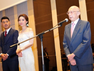ดร.โกวิทย์ โปษยานนท์ ประธานในพิธีขึ้นกล่าวอวยพรมอบให้คู่บ่าว-สาว