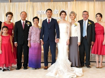 คุณพ่อ-คุณแม่ฝ่ายชาย พล.ท.นพ.พิวัฒน์-สิริลักษณ์ โปษยานนท์ และน้องชาย กับ คุณพ่อ-คุณแม่ฝ่ายหญิง สามารถ-เสาวภาคย์ อัศวกาญจน์, พี่สาวฝ่ายหญิง สุรสา-สุภัสสร อัศวกาญจน์ และ ชลทิพย์ พูนศิริวงศ์