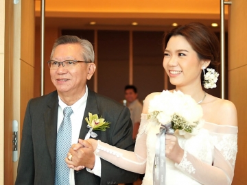 คุณพ่อฝ่ายหญิง สามารถ อัศวกาญจน์ ควงแขนลูกสาวคนสวยเข้าสู่พิธีมงคลสมรส