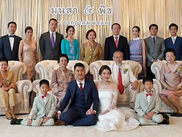 ครอบครัวฝ่ายหญิง “อัศวกาญจน์-ตรังอดิศัยกุล” ร่วมถ่ายภาพกับคู่บ่าว-สาว