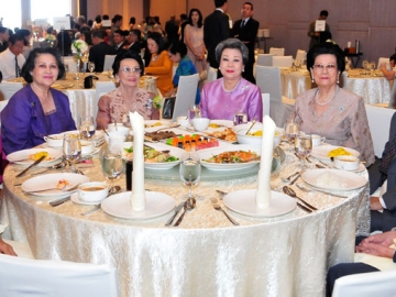 ดร.โกวิทย์ โปษยานนท์ พร้อมด้วย นิภาภรณ์ โปษยานนท์, สุวิมล โปษยานนท์, ทมยันตี โปษยานนท์, มาลี โพศิริวัฒน์, คุณหญิงวิลาวัณย์ กำภูฯ, สุภาพ-ไพบูลย์ อิงควัต ร่วมอวยพรมอบให้คู่บ่าว-สาว