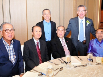 คุณพ่อ-คุณแม่ฝ่ายหญิง สามารถ-เสาวภาคย์ อัศวกาญจน์ ต้อนรับ พล.ต.ท.สุทธิเดช-พล.อ.หญิง ระชี แสงศิรินาวิน