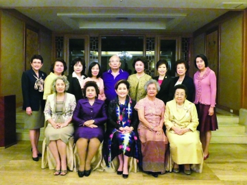 ประชุม : คุณหญิงณัฐิกา วัธนเวคิน อังอุบลกุล ประธานสภาองค์การพัฒนาเด็กและเยาวชนในพระราชูปถัมภ์ฯ ประชุมเตรียมการจัดนิทรรศการมหกรรมเจ้าฟ้านักพัฒนาเด็กและเยาวชนเฉลิมพระเกียรติสมเด็จพระเทพรัตนราชสุดาฯสยามบรมราชกุมารี ในโอกาสฉลองพระชนมพรรษา 5 รอบ 2 เมษายน 2559 โดยศรีศักดิ์ ไทยอารี, ลลิดา จันทรประเสริฐ, ลัดดาวัลย์ จงวิศาล, วรรณา ดุลยสิทธิพร, ฐิตินันท์ วัธนเวคิน ร่วมด้วย ณ โรงแรมอินทรา รีเจนท์