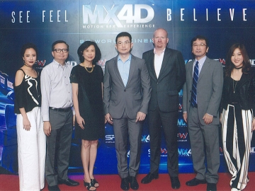 เปิดตัว : สุวิทย์ ทองร่มโพธิ์ ประธานเจ้าหน้าที่บริหาร สายงานปฏิบัติการ บริษัทเอส เอฟ คอร์ปอเรชั่น จำกัด (มหาชน) เปิดตัวโรงภาพยนตร์ 4 มิติ MX4D (เอ็ม เอ็กซ์โฟร์ ดี) โดยมี เคร็ก ซี ที สมิธ, โมโตมิ ไซโตะ, เฮนรี่ ทราน, สุวรรณี ชินเชี่ยวชาญ, อลีสญาฌ์ ทอย และ นท พนายางกูร มาร่วม ณ โรงภาพยนตร์ MX4D เอส เอฟ เวิลด์ ซีเนม่า ศูนย์การค้าเซ็นทรัลเวิลด์