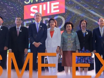 Smart SME Expo 2016 : ดร.สมคิด จาตุศรีพิทักษ์ รองนายกฯ ให้เกียรติเป็นประธานในพิธีเปิดงาน “Smart SME Expo 2016” ภายใต้แนวคิด “One Stop to Upgrade SMEs ทางด่วนสู่ความสำเร็จสำหรับผู้ประกอบการ SMEs จัดโดย บจ.พีเพิลมีเดีย กรุ๊ป โดยมี ณรินณ์ทิพ วิริยะบัณฑิตกุล ประธานเจ้าหน้าที่บริหาร บจ.พีเพิลมีเดีย กรุ๊ป,อรรชกา สีบุญเรือง รมว.อุตสาหกรรม,พรชัย ตระกูลวรานนท์ ผช.รมว.อุตสาหกรรม เข้าร่วมงานด้วย ณ ชาลเลนเจอร์ 3 อิมแพค เมืองทองธานี