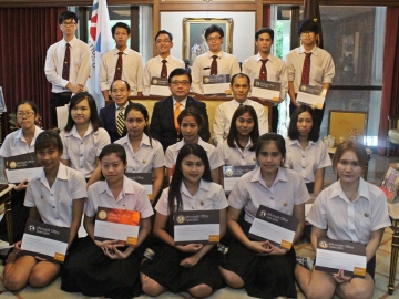 มอบประกาศนียบัตร :ดร.พรชัย มงคลวนิช อธิการบดี ม.สยาม เป็นประธานในพิธีมอบประกาศนียบัตรยืนยันความสามารถในการใช้โปรแกรม Microsoft Office หรือ Microsoft Office Specialist (MOS) Certificate แก่นักศึกษาที่สามารถสอบผ่านเกณฑ์ Microsoft Office Version 2013 จัดสอบโดย บจ.เออาร์ไอที Microsoft Office Specialist (MOS) Certificate เป็นประกาศนียบัตรยืนยันความสามารถในการใช้โปรแกรม Microsoft Office อย่างเป็นมาตรฐานสากลที่ทั่วโลกให้การยอมรับ ณ อาคารเฉลิมพระเกียรติ 19 ม.สยาม