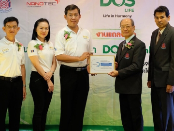 ถังน้ำปลอดเชื้อ : รศ.ดร. สุรินทร์ เหล่าสุขสถิตย์ อุปนายกสมาคมนาโนเทคโนโลยีฯ ร่วมด้วย ผศ.ดร.ธนากร โอสถจันทน์ ประธานสลากนาโน(NanoQ) มอบสลากนาโนให้กับ ฐานวัฒน์ พรหมวิสุทธิพล ผอ.ฝ่ายนวัตกรรม บจ.ธรรมสรณ์ ผู้ผลิตและจำหน่ายถังเก็บน้ำแบรนด์ DOS ที่ผสมโดยเทคโนโลยี “คอมแบค นาโน” นวัตกรรมที่สามารถยับยั้งการแพร่กระจายของเชื้อแบคทีเรียได้ถึง 99.99% นับเป็นรายแรกในกลุ่มผลิตภัณฑ์ถังเก็บน้ำพลาสติก งานนี้จัดขึ้น ณ อาคารพระจอมเกล้า กระทรวงวิทยาศาสตร์และเทคโนโลยี