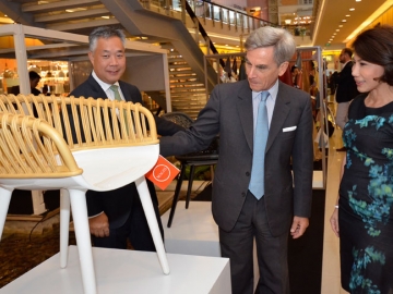 มร.ฟรานเชสโค ซาเวริโอ นิสิโอ ออท.อิตาลี เดินชมงานดีไซน์ของแบรนด์ชั้นนำภายในงาน