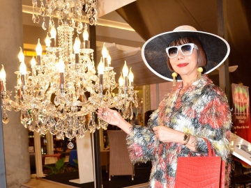 พัชรพิมล ยังประภากร ชมโคมไฟแชนเดอเลียหรู