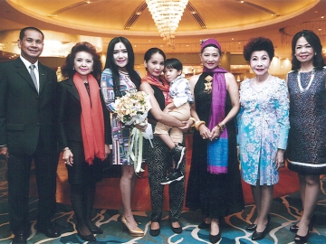 สุขสันต์วันเกิด : หม่อมไฉไล ยุคล ณ อยุธยา จัดเลี้ยงฉลองวันเกิดให้แก่ลูกสาว ม.จ.หญิงภานุมา ยุคล ณ ห้องลอร์ดจิมส์ โรงแรมแมนดาริน โอเรียนเต็ล กรุงเทพฯ โดยมี ศศินันท์ โลจายะ, ชนาการ บัวชุม, อติพร ศิริพัฒน์, ยุพเยาว์ เพียรพาณิชย์พร, กฤษ สุบรรณรัตน์ พร้อมกลุ่มสตรีสยาม ร่วมอวยพรด้วยความอบอุ่น