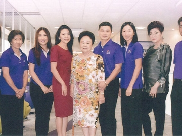 TRSC เข้าสู่ปีที่ 19 : อำพันศรี ชันซื่อ เป็นประธานในพิธีทำบุญเลี้ยงพระ ในโอกาสเข้าสู่ปีที่ 19 ของ TRSC ศูนย์เลสิคนานาชาติ พร้อมทำบุญวันเกิด วนิดา-นายแพทย์เอกเทศ ชันซื่อ ประธานกรรมการบริหาร และผู้อำนวยการแพทย์ ณ ชั้น 6 อาคารอื้อจือเหลียงถนนพระราม 4