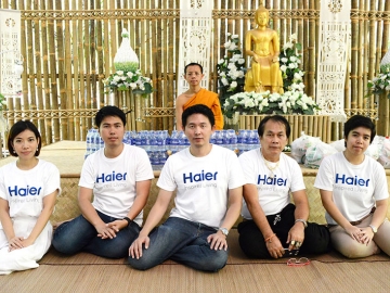 ส่วนหนึ่งของสังคม : เกษม อติสุนทรกุล รองประธานฝ่ายการตลาด บจ.ไฮเออร์ อิเลคทริคอล แอพพลายแอนซ์ และตัวแทนพนักงาน ร่วมกิจกรรม ใส่บาตรอาหารและน้ำดื่ม ซึ่งเป็นกิจกรรมส่วนหนึ่งของโครงการสามเณร ปลูกปัญญาธรรม ปี 5 หนึ่งในฐานะผู้สนับสนุนของโครงการฯ ดังกล่าวณ วัดเขาวง (ถ้ำนารายณ์) อ.พระพุทธบาท จ.สระบุรี