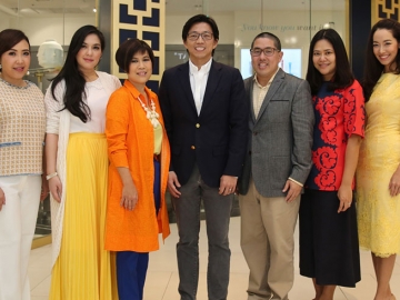 เสริมพลังบวก : ธนพงษ์ จิราพาณิชกุล ร่วมกับ อิศเรศ จิราธิวัฒน์ จัดงาน “Jonathan Adler Energizing Your Space@Groove CentralWorld” ให้ความรู้กับผู้สนใจเรื่องการแต่งบ้านการจัดดอกไม้ เพื่อเสริมพลังบวกให้พื้นที่ส่วนตัว โดยมี พลอย จริยะเวช, ม.ล.ชนิกา พัฒน์พงษ์พานิช,ศิรินุช โรจนเสถียร, ชญาดา ลิ่วเฉลิมวงศ์ และ สาวิตรี โรจนพฤกษ์ ร่วมงาน ณ ร้านโจนาธานแอดเลอร์ ชั้น 1 ศูนย์การค้าเซ็นทรัลเวิลด์
