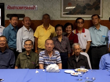 สิงห์แดงรวมรุ่น : สุขวิช รังสิตพล อดีตรองนายกรัฐมนตรี สังสรรค์เพื่อนชมรมรัฐศาสตร์ ม.ธรรมศาสตร์ โดยมี ไพฑูรย์ สุนทรวิภาต อดีต ผวจ.พิษณุโลก, พ.ท.กมล ประจวบเหมาะ นายกสมาคมนักปกครองฯ และ อภัย จันทนจุลกะ อดีต รมว.แรงงาน ร่วมงาน ที่ ราชตฤณมัยสมาคมฯ (สนามม้านางเลิ้ง)