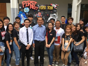 รับขวัญเพื่อนใหม่ : วิเชียร ชวลิต นายกสมาคมรัฐศาสตร์ แห่งมหาวิทยาลัยธรรมศาสตร์ ในพระบรมราชูปถัมภ์ ร่วมต้อนรับน้องๆ “สิงห์แดง” นักศึกษาคณะรัฐศาสตร์ มธ.ในกิจกรรม “วันแรกพบ 2559” โดยมี ดร.ศิกานต์ อิสระชัยยศ รองคณบดีฝ่ายการนักศึกษา คณะรัฐศาสตร์ ม.ธรรมศาสตร์ เปิดงานพร้อมกันทุกคณะ เมื่อเช้าวันอาทิตย์ที่ 10 ก.ค. 2559 ที่ห้อง ร.103 คณะรัฐศาสตร์ มธ.ท่าพระจันทร์