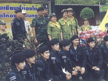 ทักทายและถ่ายภาพเป็นที่ระลึกกับทหารพรานหญิง ของกรมทหารพรานที่ 41 อ.รามัญ จ.ยะลา