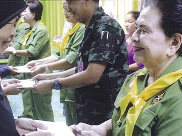 มอบเงินปลอบขวัญผู้สูญเสียจากเหตุการณ์ไม่สงบในภาคใต้
