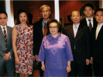 แขกพิเศษ : พันธ์พิไล ใบหยก รองประธานกลุ่มใบหยก เลี้ยงต้อนรับ Ms.Cynthia Wu รอง ปธ.กก.บห.ชิน กง กรุ๊ป กลุ่มธุรกิจชั้นนำด้านอสังหาริมทรัพย์และธนาคารจากไต้หวัน ซึ่งเข้าพักที่โรงแรมใบหยกสกาย โดยมี วิชาญ ศิริชัยเอกวัฒน์ กงสุลกิตติมศักดิ์ สาธารณรัฐโมซัมบิกประจำราชอาณาจักรไทย ร่วมต้อนรับ