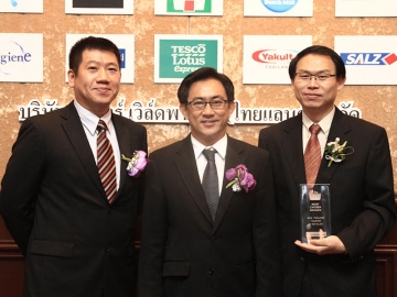 สูงสุดในกลุ่มผู้ค้าปลีก : ยุทธศักดิ์ ภูมิสุรกุล รอง กก.ผจก.อาวุโส บมจ.ซีพี ออลล์ รับรางวัลชนะเลิศ “สุดยอดแบรนด์ที่ผู้บริโภคเลือกซื้อสูงสุดในประเทศไทย” จากผลวิจัยที่จัดทำโดย บริษัท กันตาร์ เวิร์ลดพาแนล จำกัด (KWP) โดยมี พูนพงษ์ นัยนาภาภรณ์ ผอ.กองส่งเสริมและพัฒนาธุรกิจ กระทรวงพาณิชย์ และ มร.ฮาร์เวิร์ด ชาง กก.ผจก.บจก.กันตาร์ เวิร์ลดพาแนล (ไทยแลนด์) ร่วมกันมอบให้ที่โรงแรมอินเตอร์คอนติเนนตัล ราชประสงค์