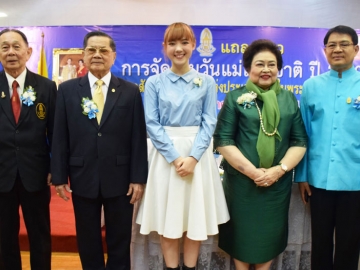 วันแม่แห่งชาติ : พล.ต.หญิง คุณหญิงอัสนีย์ เสาวภาพ ประธานสภาสังคมสงเคราะห์แห่งประเทศไทยฯ เป็นประธานงานแถลงข่าว “การจัดงานวันแม่แห่งชาติ ปี 2559” พร้อมประกาศรายชื่อผู้ที่ได้รับการคัดเลือกให้เป็น “แม่ดีเด่น” และ “ลูกที่มีความกตัญญูกตเวทีอย่างสูงต่อแม่” ประจำปี 2559 โดยมี พล.อ.สิงหา เสาวภาพ และ พลอยชมพู-ญานนีน ภารวี ไวเกล ศิลปินจากบริษัท จีเอ็มเอ็ม แกรมมี่ จำกัด (มหาชน) ร่วมงานด้วย ณ สภาสังคมสงเคราะห์ฯ