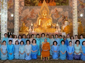 อาราธนาคณะสงฆ์ถ่ายภาพร่วมกับคณะชมรมผู้รู้คุณแผ่นดิน