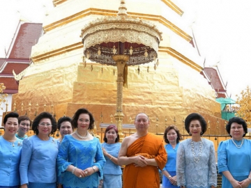 อาราธนาคณะสงฆ์ถ่ายภาพร่วมกับคณะชมรมผู้รู้คุณแผ่นดิน