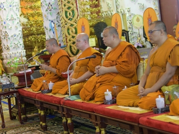 คณะสงฆ์เจริญพระพุทธมนต์สืบดวงพระชาตาหลวงตามแบบล้านนาโบราณ ถวายเป็นพระราชกุศลแด่พระบาทสมเด็จพระเจ้าอยู่หัว และ สมเด็จพระนางเจ้าฯพระบรมราชินีนาถ