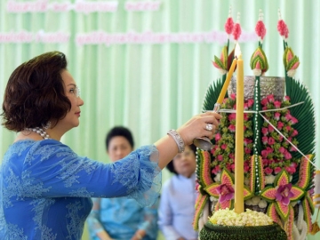 คุณหญิงปัทมา ลีสวัสดิ์ตระกูล ประธานชมรมผู้รู้คุณแผ่นดิน จุดธูปเทียนบูชาพระรัตนตรัย เปิดกรวยธูปเทียนแพ ถวายราชสักการะพระบรมฉายาลักษณ์พระบาทสมเด็จพระเจ้าอยู่หัว และพระฉายาลักษณ์สมเด็จพระนางเจ้าฯ พระบรมราชินีนาถ