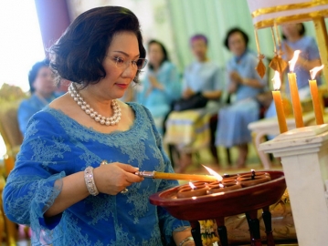 คุณหญิงปัทมา ลีสวัสดิ์ตระกูล ประธานชมรมผู้รู้คุณแผ่นดิน จุดธูปเทียนบูชาพระรัตนตรัย เปิดกรวยธูปเทียนแพ ถวายราชสักการะพระบรมฉายาลักษณ์พระบาทสมเด็จพระเจ้าอยู่หัว และพระฉายาลักษณ์สมเด็จพระนางเจ้าฯ พระบรมราชินีนาถ