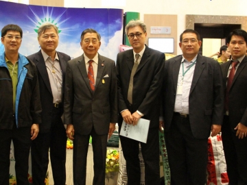 ประกาศเจตนารมณ์ : เปล่งศักดิ์ ประกาศเภสัช ที่ปรึกษาอาวุโส บมจ.ไทยเซ็นทรัลเคมี, ธเนศ ปิงสุทธิวงศ์ ที่ปรึกษาฯ และ สุภัค เหล่าดี ผจก.ทั่วไป สายงานการตลาด วิจัยและพัฒนา ร่วมพิธีลงนาม “โครงการสานพลังประชารัฐเพื่อปัจจัยการผลิตทางการเกษตร” ที่ โรงแรมเซ็นทรา ศูนย์ราชการฯ แจ้งวัฒนะ